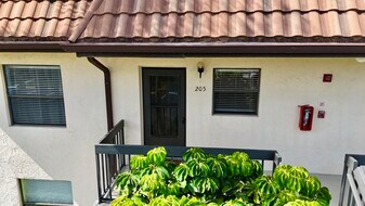 7214 Golf Colony Ct in Greenacres, FL - Building Photo