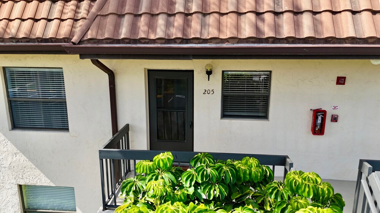 7214 Golf Colony Ct in Greenacres, FL - Building Photo