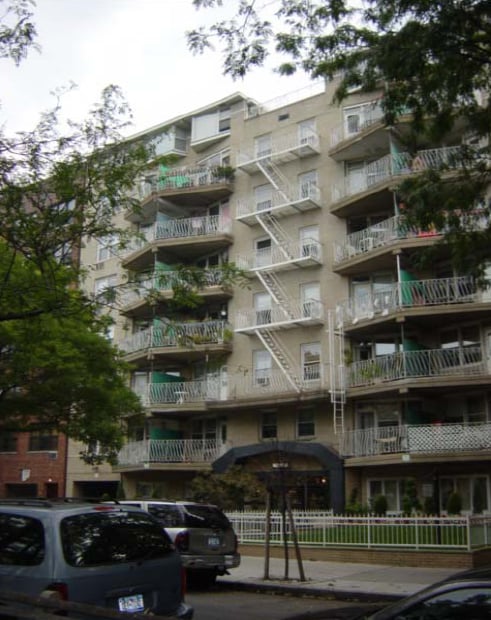 483 Ocean Parkway in Brooklyn, NY - Foto de edificio