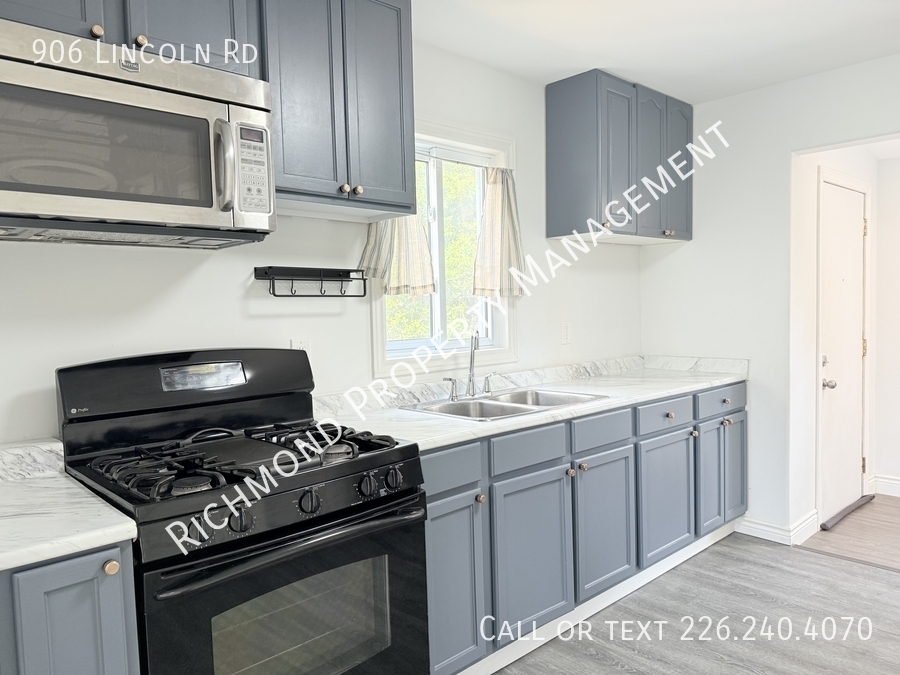 906 Lincoln Rd in Windsor, ON - Building Photo