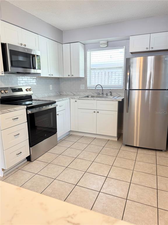 813 Lake Palms Dr in Largo, FL - Foto de edificio - Building Photo