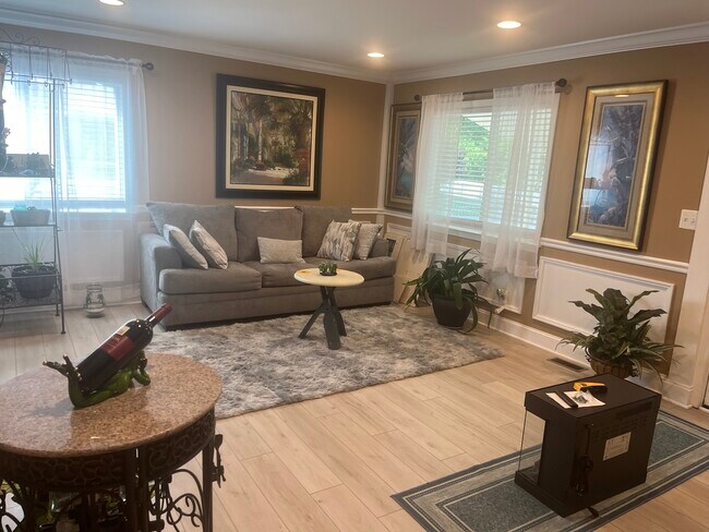 1300 Wilson Point Rd in Middle River, MD - Foto de edificio - Building Photo