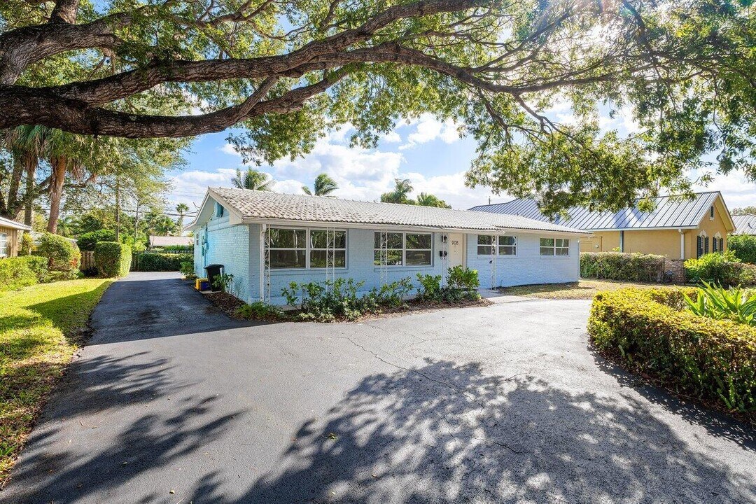 908 Prosperity Farms Rd in North Palm Beach, FL - Building Photo