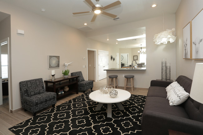 Paseo on Edgemere in El Paso, TX - Building Photo - Interior Photo