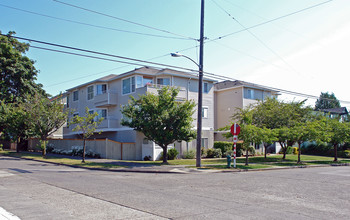 Ravenswood Apartments in Seattle, WA - Building Photo - Building Photo