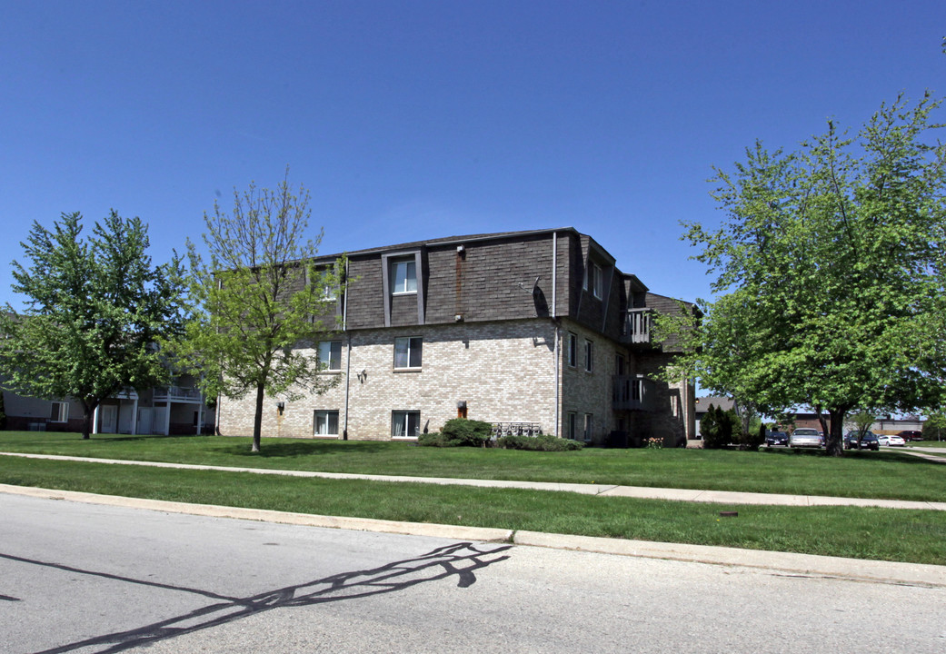 2301-2390 Bicentennial Ave in Crest Hill, IL - Building Photo