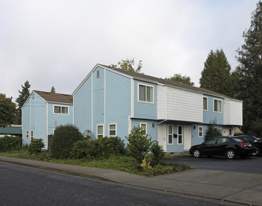 3201-3211 SE Wake St in Portland, OR - Building Photo