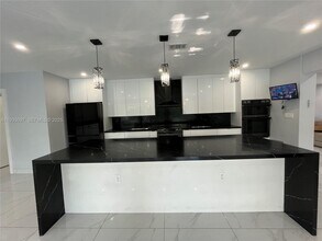 575 NE 179th Dr in North Miami Beach, FL - Building Photo - Building Photo