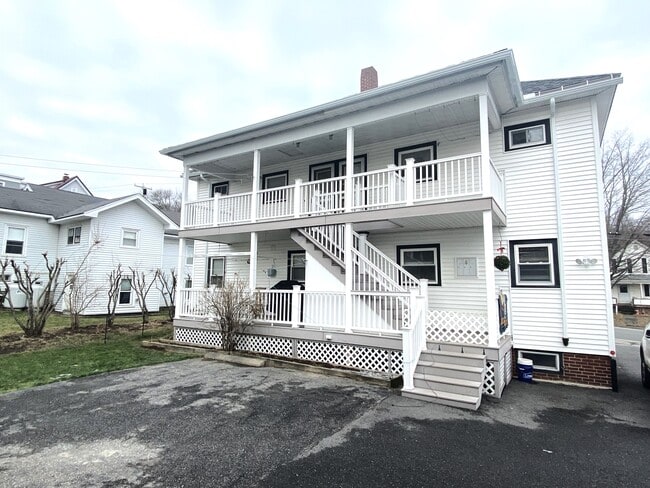 12 Monroe St, Unit 2 in Augusta, ME - Foto de edificio - Building Photo