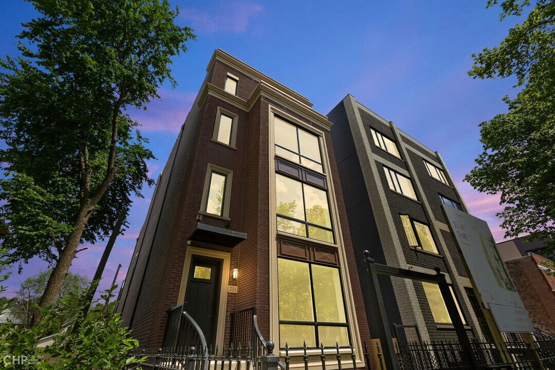 211 S Hamilton Ave in Chicago, IL - Building Photo