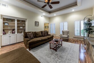 422 River Oaks Dr in Huntsville, TX - Foto de edificio - Building Photo