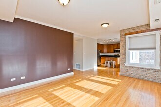 3040 W Diversey Ave, Unit 2S in Chicago, IL - Foto de edificio - Building Photo