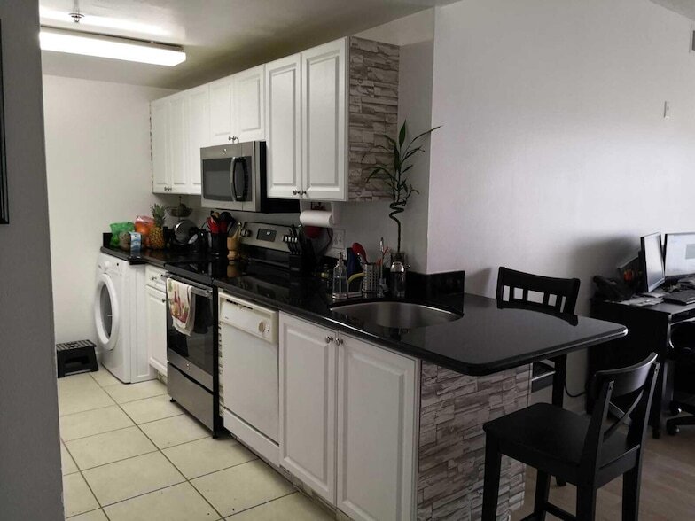 2100 Greenview Shores Blvd, Unit 523 in Wellington, FL - Building Photo