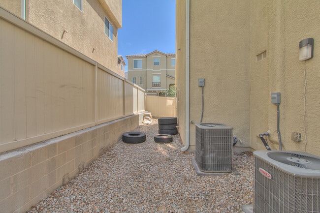 6952 Canary Ivy Way in Las Vegas, NV - Building Photo - Building Photo