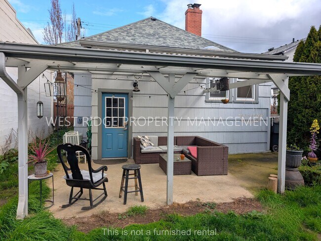 3930 SE Caruthers St in Portland, OR - Building Photo - Building Photo