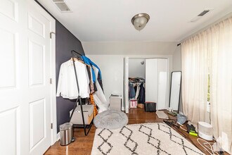 2335 W Moffat St, Unit 3 in Chicago, IL - Building Photo - Building Photo