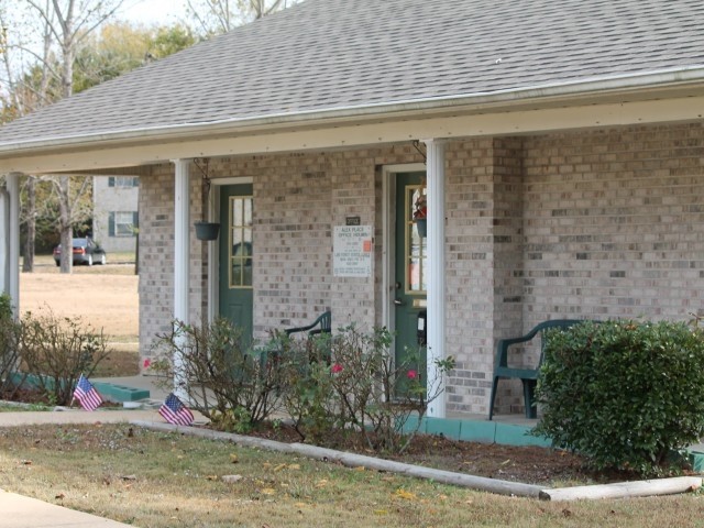 Alex Place Apartments in Livingston, AL - Building Photo