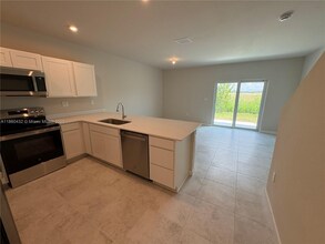 1014 W Davis Pkwy in Florida City, FL - Building Photo - Building Photo