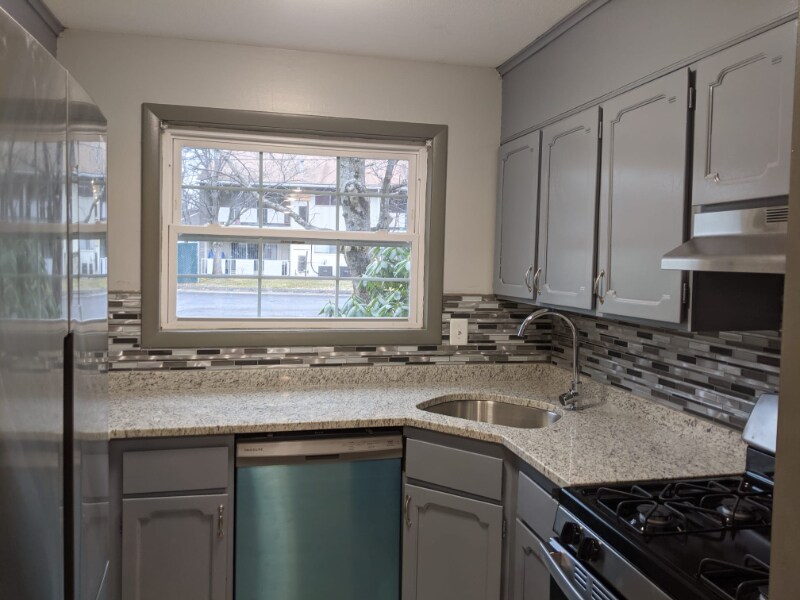 4 Wedgewood Dr in Bloomfield, CT - Building Photo