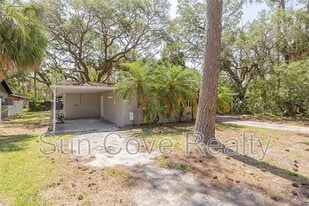 7120 Oakwood Dr in New Port Richey, FL - Building Photo