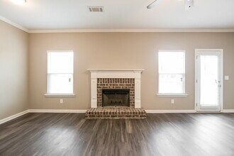 619 Fieldcrest Dr in Dallas, GA - Foto de edificio - Building Photo