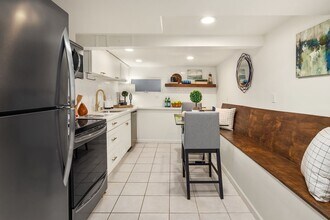 4408 Thackeray Pl NE in Seattle, WA - Building Photo - Building Photo