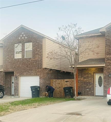 102 Robbins St in Cleburne, TX - Building Photo