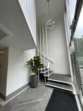 Live The Beverly Hills Lifestyle Today in Beverly Hills, CA - Foto de edificio - Building Photo
