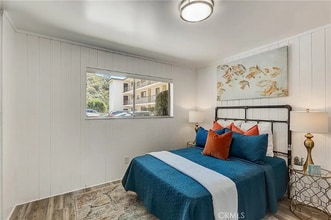 1935 Alpha Rd in Glendale, CA - Foto de edificio - Building Photo