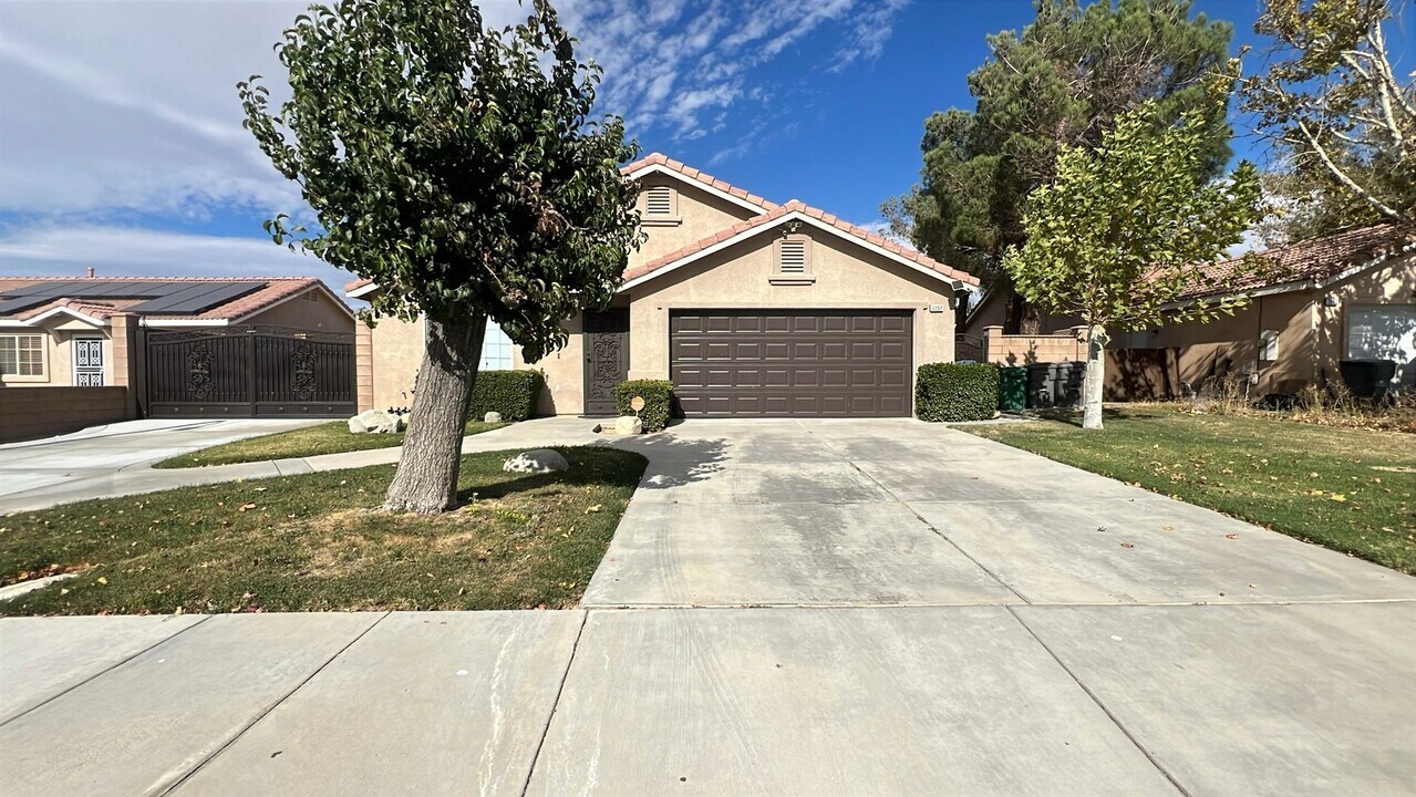 3357 E Ave K4 in Lancaster, CA - Building Photo