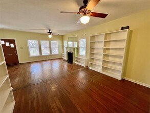 302 Park Ln in Austin, TX - Building Photo - Building Photo