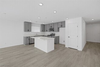 5377 Lynn Crk Ave in Las Vegas, NV - Building Photo - Building Photo