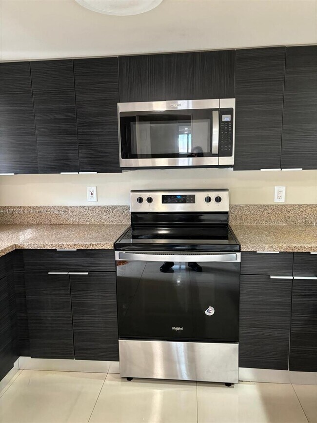 5650 W 26th Ct in Hialeah, FL - Building Photo - Building Photo