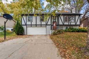 16 Penfro Dr in Iowa City, IA - Building Photo