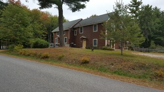 957 Genthner Rd, Unit Unit 4 in Waldoboro, ME - Building Photo