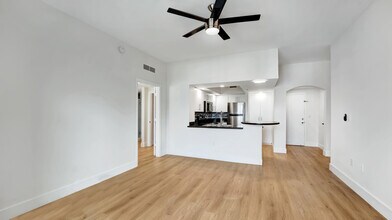 110 N Federal Hwy in Fort Lauderdale, FL - Foto de edificio - Building Photo