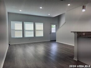 6942 Crestway Rd in San Antonio, TX - Building Photo - Building Photo