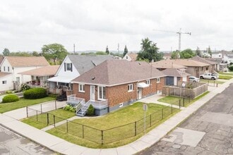 1240 Dunsmure Rd in Hamilton, ON - Building Photo - Building Photo