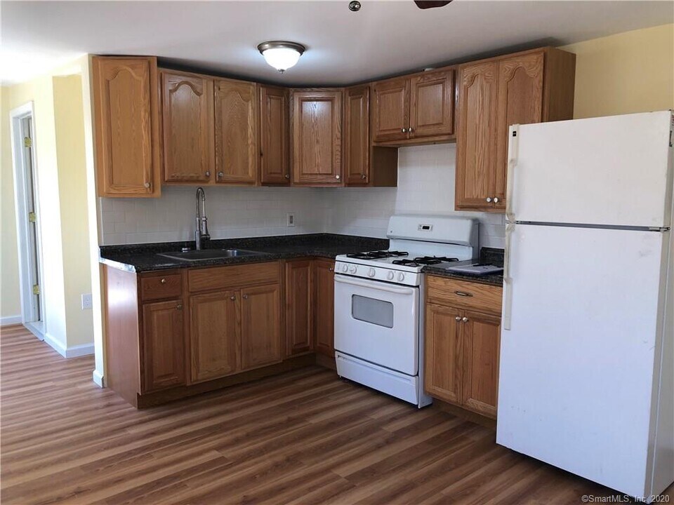 7 Franklin St-Unit -3 in Seymour, CT - Building Photo