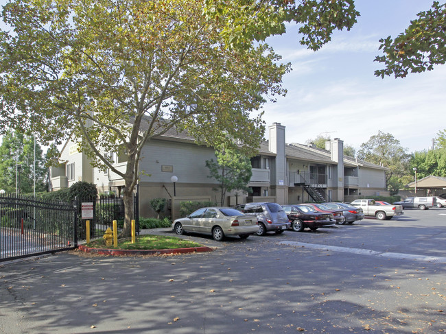 Heritage Oaks Apartments in Carmichael, CA - Building Photo - Building Photo