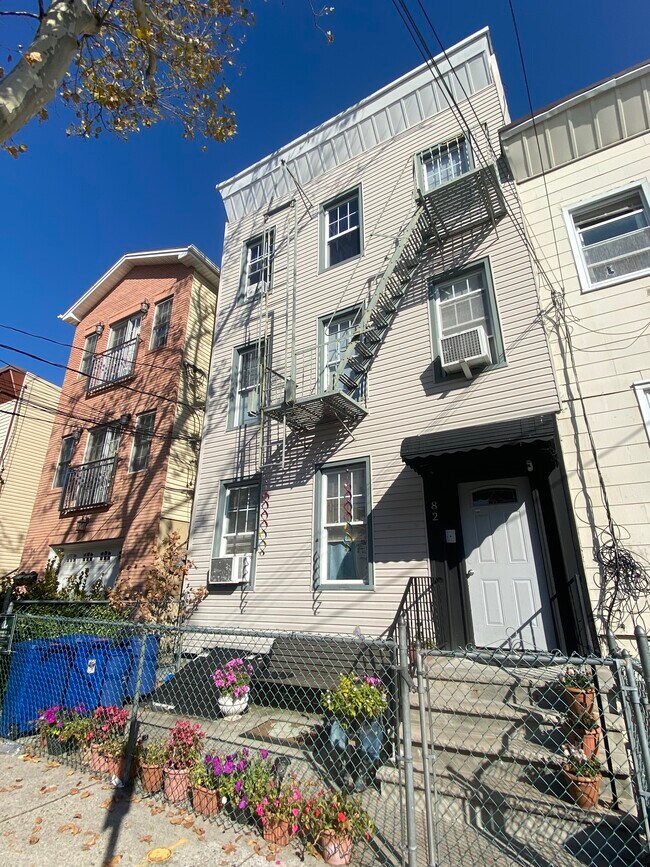 82 Thorne St Apartments and Nearby Jersey City Apartments For Rent