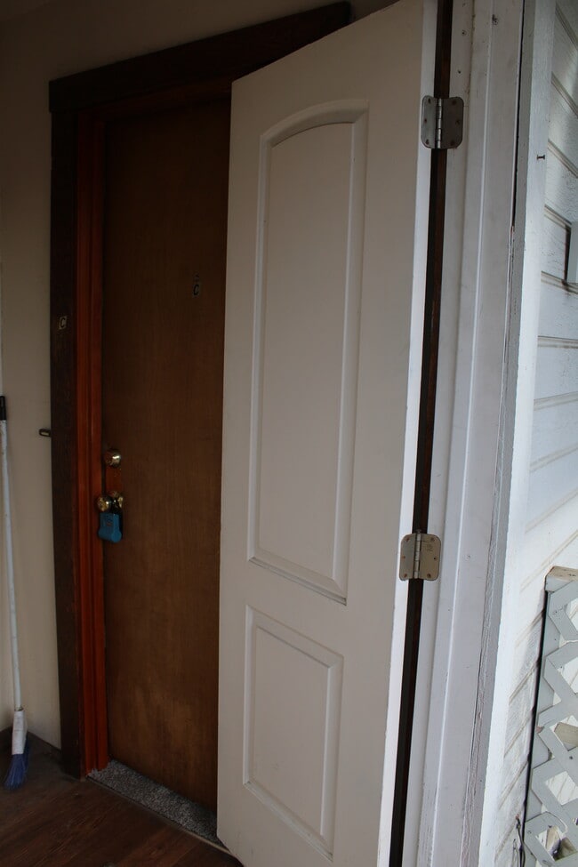 412 Yakima St, Unit C in Wenatchee, WA - Foto de edificio - Building Photo