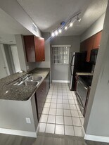 2880 N Oakland Forest Dr in Oakland Park, FL - Building Photo