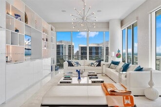 900 Brickell Key Blvd in Miami, FL - Building Photo - Building Photo