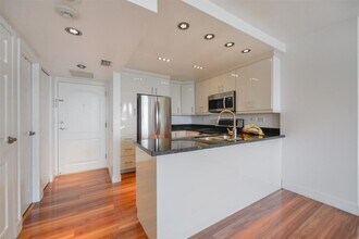 3625 N Country Club Dr in Aventura, FL - Building Photo - Building Photo