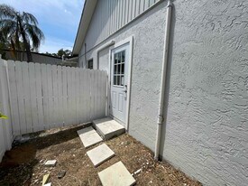 2808 Falling Leaves Dr in Valrico, FL - Building Photo