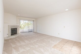 4821 Bella Pacific Row in San Diego, CA - Building Photo - Building Photo