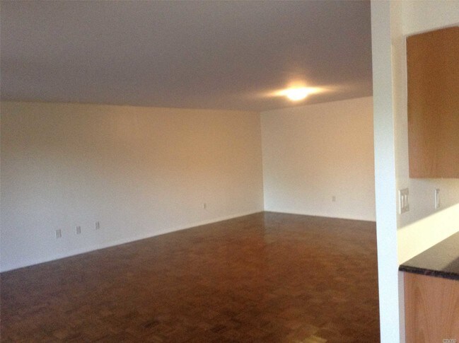 12 Bond St-Unit -2D in Great Neck, NY - Building Photo - Building Photo