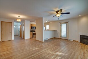 6101-6103 White Pine Way in Fitchburg, WI - Building Photo