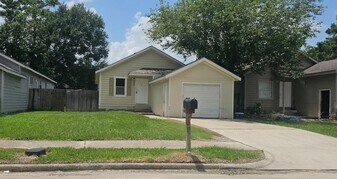 11919 Kingslake Forest Dr in Houston, TX - Building Photo